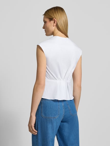 Vrouwenmodel draagt Regular Fit blouse met geplooide details model 'Bazar' van Marella, katoenmix, mouwloos design, rugaanzicht
