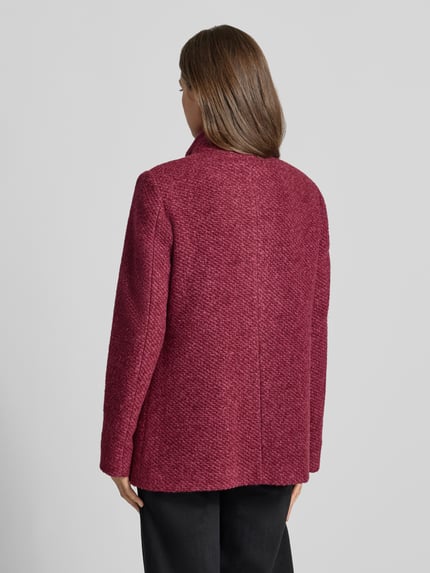 Frauenmodel trägt Jacke mit Stehkragen Modell 'JANINE' von Milo Coats in Dunkelrot, melierte Textur, Material-Mix, Ganzkörperansicht Rückansicht.