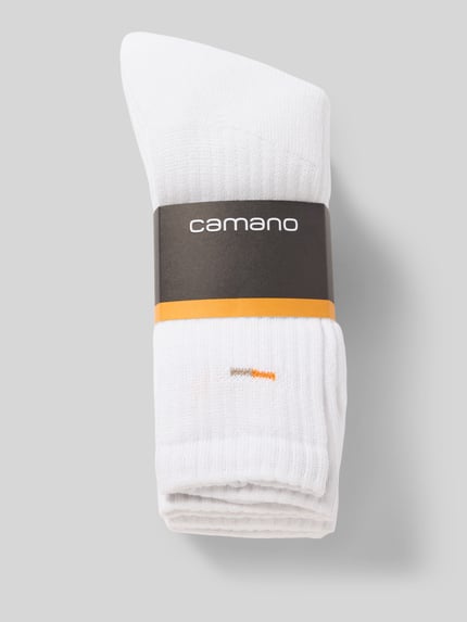 Produktfoto, Socken mit Label-Print von camano aus weißem Baumwoll-Mix mit geripptem Abschluss und körpernahem Schnitt auf grauem Hintergrund.