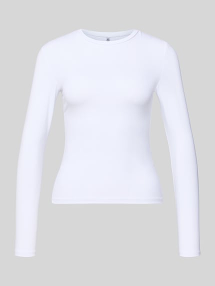 Produktfoto, weißes Slim Fit Langarmshirt mit Rundhalsausschnitt Modell 'LULA' von Pieces, unifarbene Stretch-Webstruktur, Damenmode