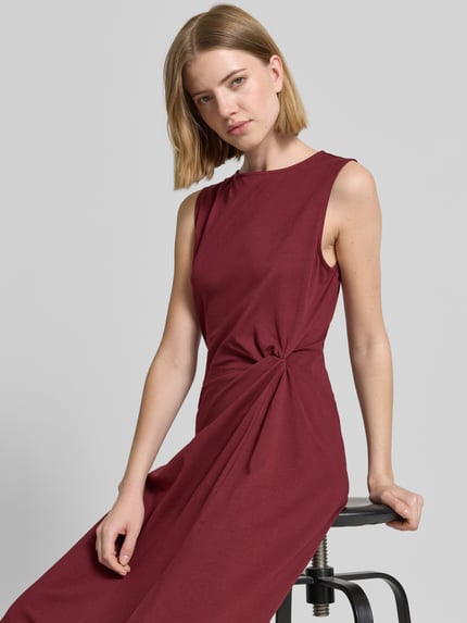 Frauenmodel trägt Tailliertes Freizeitkleid aus Baumwoll-Mix von s.Oliver RED LABEL in Bordeaux, unifarben, Jersey Textur, Nahaufnahme Oberkörper.