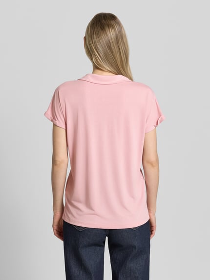 Frauenmodel trägt Regular Fit Poloshirt aus Modal-Mix von Christian Berg Woman, rosa, glatte Textur, Rückenlänge 46 cm, Ganzkörperansicht Rückansicht.