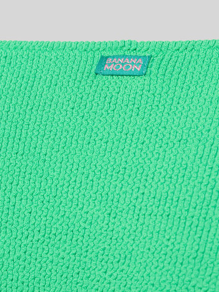 Productfoto, Bikinibroekje met labeldetail model 'LENKA' van Banana Moon in groene, gestructureerde materiaalmix met stretch, nauwsluitend model.