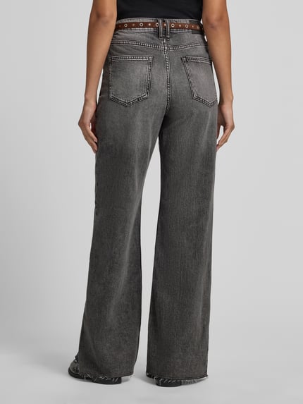 Frauenmodel trägt High Waist Jeans Wide Fit mit Fransensaum von S.OLIVER CASUAL in Medium Wash Denim mit Faded-Optik, 5-Pocket-Design, Relaxed Fit und ausgefranstem Saum, Ganzkörperansicht Rückansicht.