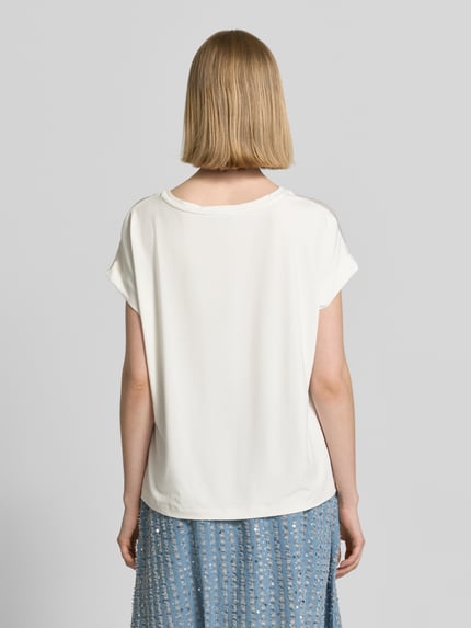 Vrouwenmodel draagt T-Shirt mit Motiv-Print und Rundhalsausschnitt van Milano Italy in relaxed fit, ruglengte maat S 59 cm, witte tinten, achteraanzicht volledige lichaamsopname