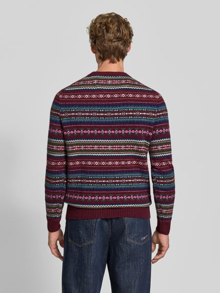 Männermodel trägt Slim Fit Strickpullover aus Baumwoll-Mix mit Rundhalsausschnitt von MCNEAL, gemustert, Ganzkörperansicht Rückansicht.