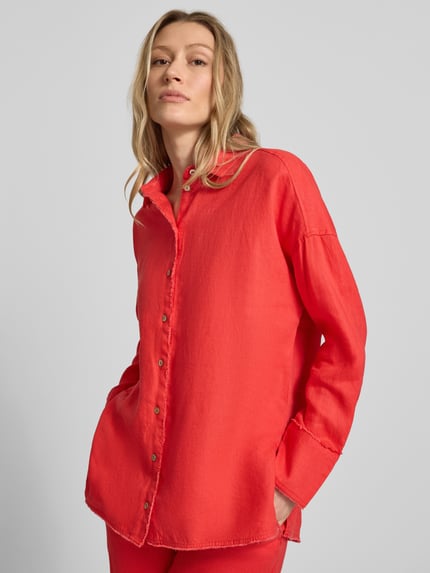 Frauenmodel trägt Regular Fit Hemdbluse aus reinen Leinen von Christian Berg Woman in Rot mit Hemdblusenkragen, Fransenbesatz, Langärmelig, durchgehende Knopfleiste, strukturierte Oberfläche, Rückenlänge bei Größe 36: 72 cm, Ärmellänge: 55 cm, Ganzkörperansicht von vorne.
