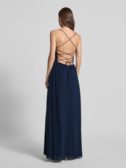 Frauenmodel trägt Abendkleid mit Rückenausschnitt von Laona in Dunkelblau, taillierte Passform, Schnürverschluss, Falten-Optik, Ganzkörperansicht Rückansicht.
