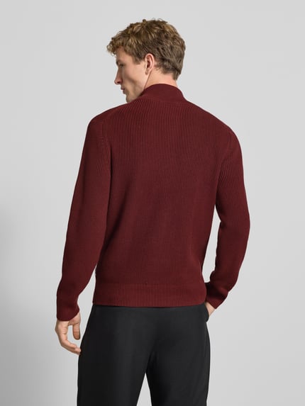 Männermodel trägt Pullover mit Reißverschlusskragen von MOP DENIM in Unifarbe, Struktur-Strick, Regular Fit, Ganzkörperansicht Rückansicht.