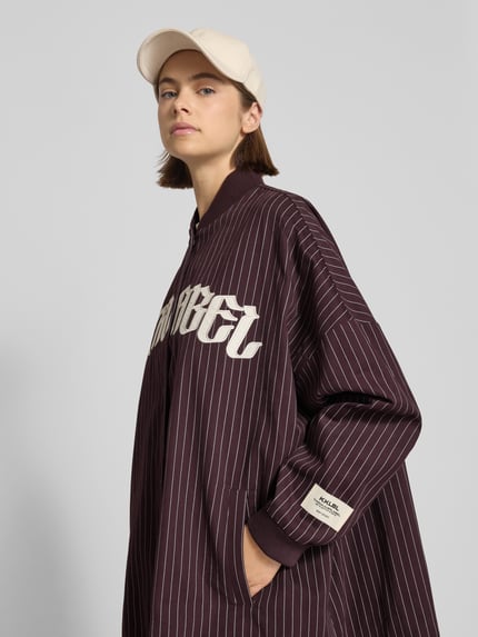 Karo Kauer Oversized Hemdjacke mit Label-Stitching Pflaume 3
