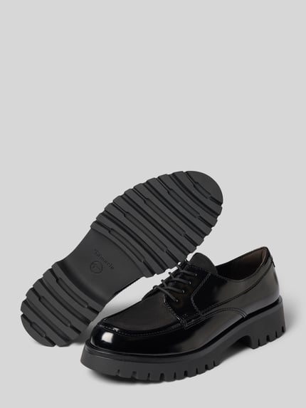 Produktfoto, schwarze Schnürschuhe mit Label-Print von Tamaris, glänzende und matte Struktur, klobige Sohle, Dames veterschoenen van Tamaris