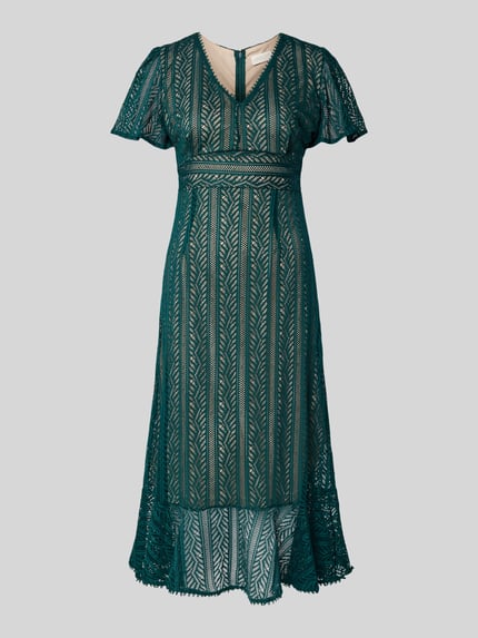 Produktfoto, Kleid mit Häkelspitze von Apricot in grün, getailleerde pasvorm, midi-jurk, v-hals, met gehaakt kant, volants, ruglengte maat S 120 cm, borstwijdte 44 cm, mouwlengte 20 cm