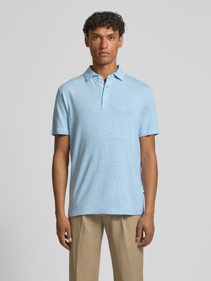 Mannenmodel draagt Slim Fit Poloshirt uit linnen-elastaanmix van OLYMP Level Five, lichtblauw, halve mouw, knoopsluiting, slim fit, ruglengte 70 cm bij maat M, frontale volledige lichaamsweergave.