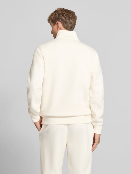 Männermodel trägt Sweatshirt mit Label-Details von Champion aus mieszanka bawełny, prosty krój, kołnierz zapinany, wpuszczane kieszenie, Długość tyłu w rozmiarze M: 72 cm, Długość rękawów w rozmiarze M: 71 cm, Ganzkörperansicht Rückansicht