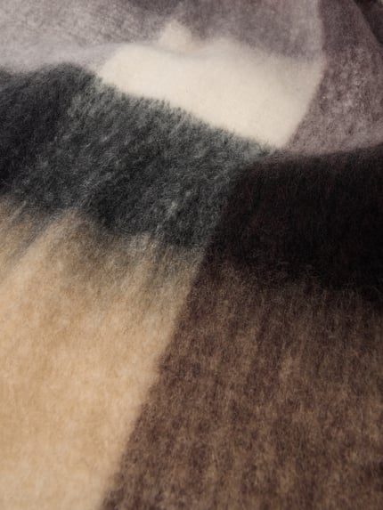 Produktfoto, Schal aus reiner Viskose mit Fransen von Smith and Soul, kariertes Muster in Beige, Braun und Creme, weiche texturierte Oberfläche, rechteckige Form, Damen Schal