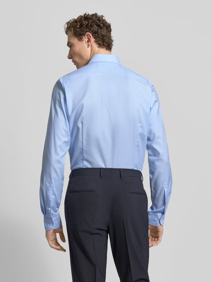 Männermodel draagt Slim Fit zakelijk overhemd uit katoenmix van OLYMP Level Five, effen lichtblauw, Kentkraag, sportmanchet, rugaanzicht.