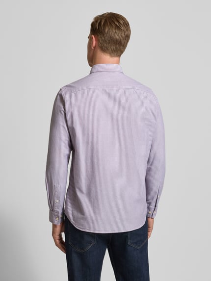 Męski model nosi Regular Fit Freizeithemd aus reiner Baumwolle od Marc O'Polo, białe i fioletowe paski, długi rękaw, widok całej sylwetki z tyłu.