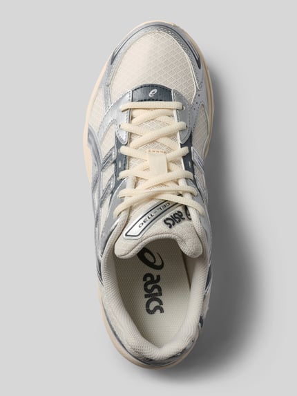 Produktfoto, Sneaker mit Logo-Detail von ASICS TIGER in Beige und Grau, runde Form, Schnürverschluss, leicht profilierte Sohle, Damen Sneaker, Absatzhöhe 4 cm, Schafthöhe 7 cm, Schaftweite 7 cm