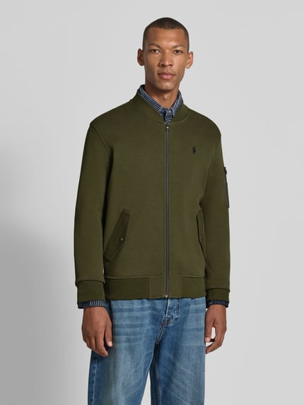 Männermodel trägt Regular Fit Sweatjacke aus Baumwoll-Mix von Polo Ralph Lauren in Olivgrün, glatte Oberfläche, Ganzkörperansicht von vorne. Herren Sweatjacke von Polo Ralph Lauren.