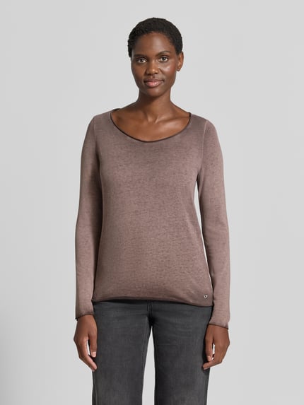Frauenmodel trägt Regular Fit Langarmshirt aus Baumwoll-Mix von Smith and Soul in Braun mit Kräuselsäumen und Rundhalsausschnitt, Ganzkörperansicht von vorne