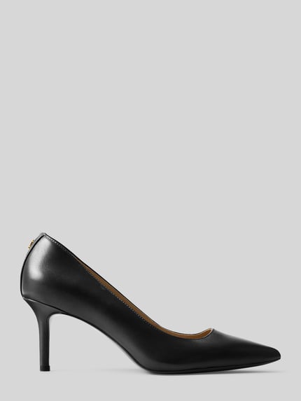 Produktfoto, Pumps aus echtem Leder von Lauren Ralph Lauren in unifarbenem Schwarz mit spitzer Schuhspitze, Pfennigabsatz, glatter Sohle und Metall-Logo, Verarbeitung aus Glattleder.