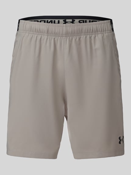Produktfoto, beige Regular Fit Sportshorts mit Logo-Print von Under Armour, glatte Textur, Herren Sportshorts von Under Armour
