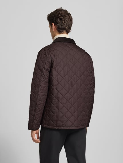 Mannelijk model draagt Regular Fit Steppjacke mit Kontrastkragen Modell 'HORNBY' van Barbour in effen bruin met ruitpatroon, drukknopen, zakken en omgeslagen kraag, rugaanzicht, ganzfiguur.