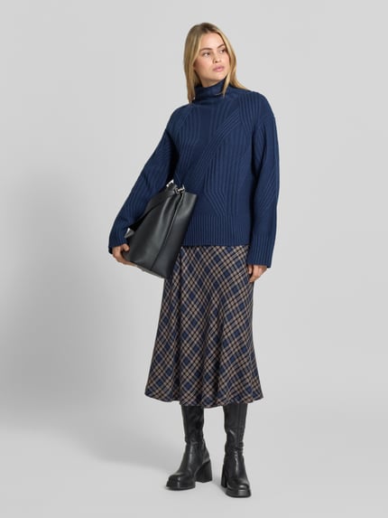 Frauenmodel trägt Pullover aus Kaschmir mit Strukturstrick von Joseph in Dunkelblau, unifarben, Mock Neck, Strickoptik, Ganzkörperansicht von vorne