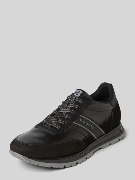 Produktfoto, Sneaker mit Label-Detail Modell 'Philip' van Bugatti, heren sneakers van echt leer, afgeronde punt, vetersluiting, structuurzool, hakhoogte 3 cm, schachthoogte 9 cm, schachtbreedte 8 cm, zwart met grijstinten, glad en gestructureerd oppervlak.