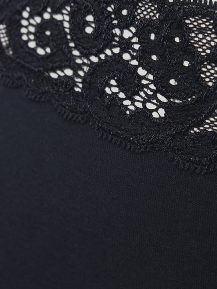 Vrouwenmodel draagt Slip met Spitze Model 'MOMENTS' van Hanro, puur katoen, nauwsluitend, elastische band, kant, detailopname.