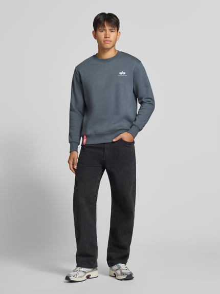 Männermodel trägt Sweatshirt mit Label-Details von Alpha Industries, gerade geschnittener Baumwoll-Mix, Rundhalsausschnitt, Ganzkörperansicht von vorne