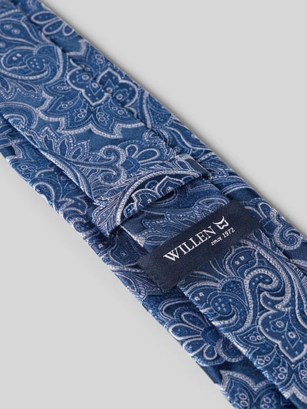 Produktfoto, Krawatte aus Seide im Allover-Look (7 cm) von Willen in Blau mit Paisley-Muster, Label-Detail sichtbar, klassische Form, reine Seide