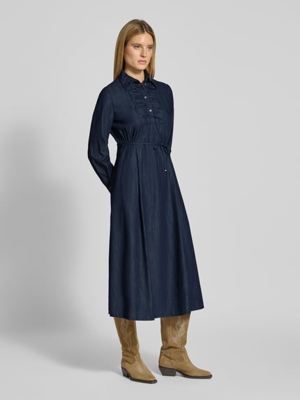 Vrouwenmodel draagt Midikleid mit Bindegürtel van Luisa Cerano in donkerblauw, getailleerde fit, katoen, met riem en korte knoopsluiting, geheellichaamsaanzicht vooraan.