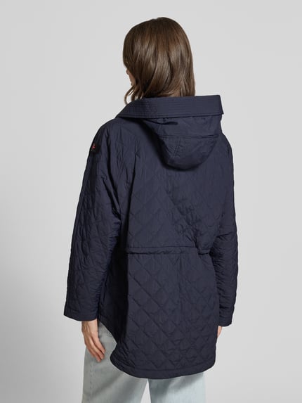 Frauenmodel trägt Relaxed Fit Jacke in Stepp-Optik Modell 'Texel' von Peuterey in Dunkelblau mit Stehkragen, Pattentaschen, Tunnelzug in der Taille, Ganzkörperansicht Rückansicht, Kontext: Damen Jacke, Rückenlänge 80 cm, Schulterbreite 50 cm, Brustweite 72 cm, Ärmellänge 59 cm.