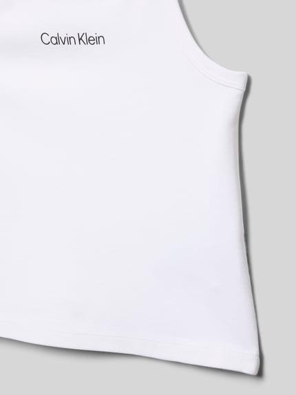 Mädchen trägt Regular Fit Trägertop aus Viskose-Mix Modell 'PUNTO STRAP TOP' von Calvin Klein Jeans, Detailaufnahme Oberkörper, unifarben, Label Print.