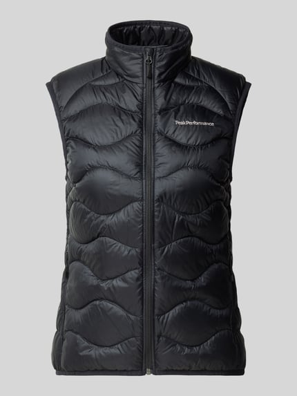 Produktfoto, Steppweste mit Daunen-Federn-Füllung Modell 'HELIUM' von Peak Performance, schwarze Farbe, Slim Fit, Stehkragen, Reißverschluss, Label-Stitching, glatte texturierte Oberfläche