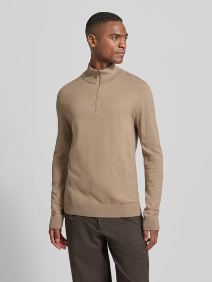 Mannenmodel draagt Regular Fit Troyer uit pure katoen model 'BERG' van SELECTED HOMME, beige, ribgebreid, unicolor, frontale volledige lichaamsweergave.