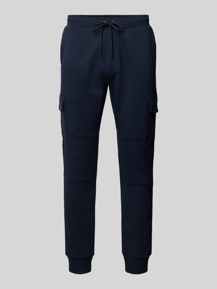 Produktfoto, Sweatpants mit elastischem Bund von Polo Ralph Lauren aus Baumwoll-Elasthan-Mix, dunkles Blau, lockerer Schnitt, französische Eingrifftaschen, aufgesetzte Taschen, Gesäßtasche, Label-Detail, Tunnelzug, strukturierte Oberfläche, Innenbeinlänge 74 cm bei Größe M