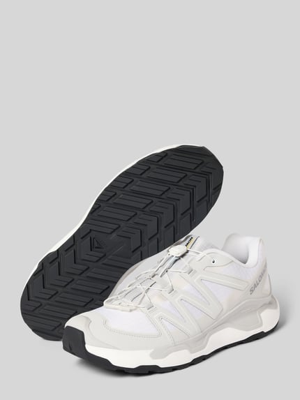 Produktfoto, Sneaker mit profilierter Sohle Modell 'XC ROAM' von Salomon in Weiß mit abgerundeter Spitze, Schnürung und sichtbarem Logo auf grauem Hintergrund
