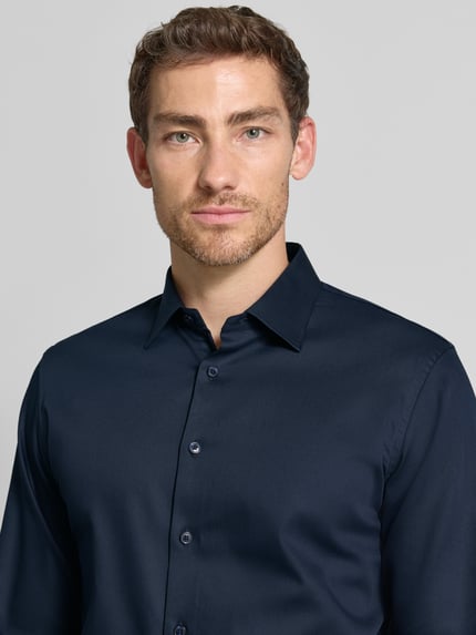 Männermodel trägt dunkelblaues Slim Fit Businesshemd aus Baumwoll-Mix Modell 'FILIP' von Selected Homme, Nahaufnahme Oberkörper, Herren Businesshemd.