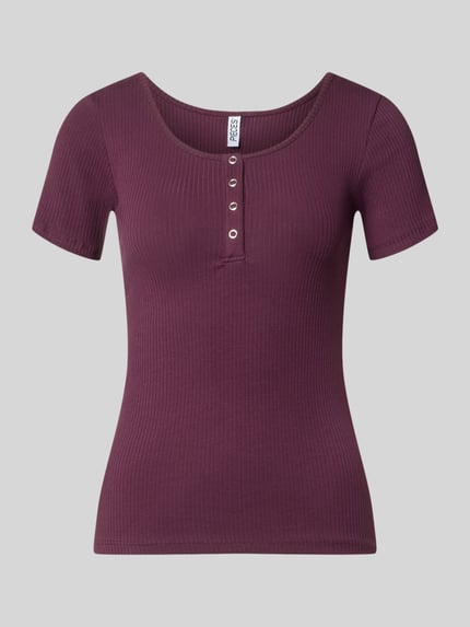 Produktfoto, Slim Fit T-Shirt aus Baumwoll-Mix Modell 'KITTE' von Pieces in dunklem Lila mit feiner Rippstruktur und kurzen Ärmeln, Damen T-Shirt