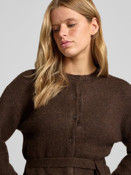 Frauenmodel trägt Cardigan mit Woll-Anteil und Bindegürtel von Gina Tricot, brauner Feinstrick, Knopfleiste, Nahaufnahme Oberkörper