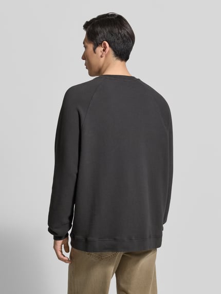 Männermodel trägt Sweatshirt mit Rundhalsausschnitt Modell 'ATUBAY' von American Vintage aus Baumwoll-Elasthan-Mix in Dunkelgrau, Relaxed-Fit, Rückenlänge 67 cm, Ärmellänge 77 cm, Ganzkörperansicht Rückansicht.