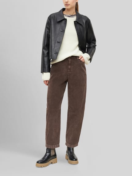 Frauenmodel trägt Regular Fit Cordhose mit Umschlagabschluss von S.OLIVER CASUAL, braun und unifarben, Cordstruktur, 5-Pocket-Design, Ganzkörperansicht von vorne.