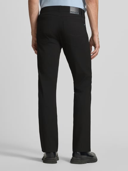 Mężczyzna model nosi Comfort Fit Hose mit Eingrifftaschen od Christian Berg Men, czarny materiał, proste nogawki, szerokość w rozmiarze 32/32: 41 cm, długość nogawki wewnętrznej: 78 cm, widok całej sylwetki z tyłu