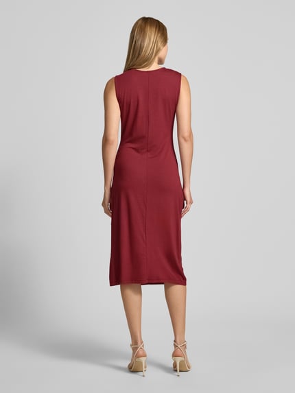 Frauenmodel trägt Slim Fit Midikleid aus Viskose-Mix mit Raffungen von Christian Berg Woman Selection, Rückenlänge 115 cm, Ganzkörperansicht Rückansicht.