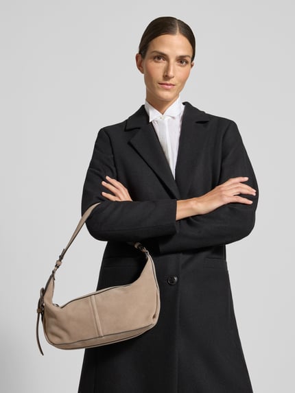 Frauenmodel trägt Hobo Bag aus Leder Modell 'PARIS II' von LIEBESKIND BERLIN in Beige mit Label-Detail, Ganzkörperansicht von vorne. Damen Hobo Bag, echtes Leder, Hauptfach mit Reißverschluss, Tragehenkel, Schulterriemen, Innentasche, Maße 37x20x12 cm, Schulterriemen 48 cm.