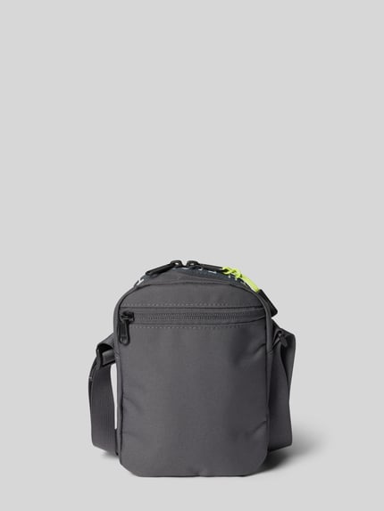 Produktfoto, graue Handtasche mit Label-Stitching von The North Face, Hauptfach und Außenfach mit Reißverschluss, Schulterriemen, Maße 16x22x7 cm, Länge Schulterriemen 76 cm