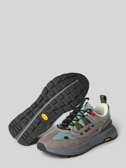 Produktfoto, Sneaker mit Label-Detail Modell 'Machu 2.0' von Genesis, abgerundete Form, Schnürverschluss, profilierte Sohle, graue und grüne Farbtöne, matte und glatte Texturen, Absatzhöhe 4 cm, Schafthöhe 8 cm, Schaftweite 10 cm