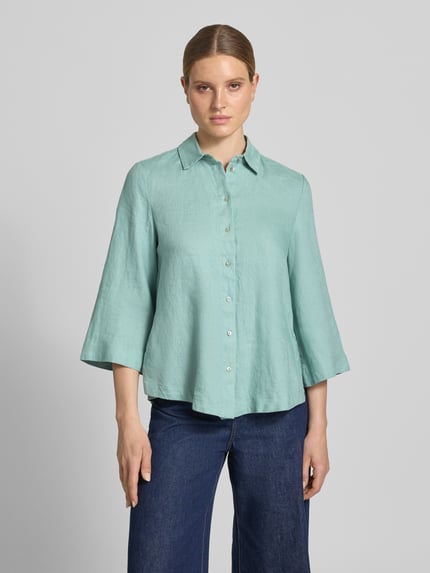 Frauenmodel trägt Relaxed Fit Leinenbluse mit 3/4-Arm von Christian Berg Woman in Mintgrün, sichtbare Knopfleiste, Hemdblusenkragen, reine Leinen, Ganzkörperansicht von vorne.